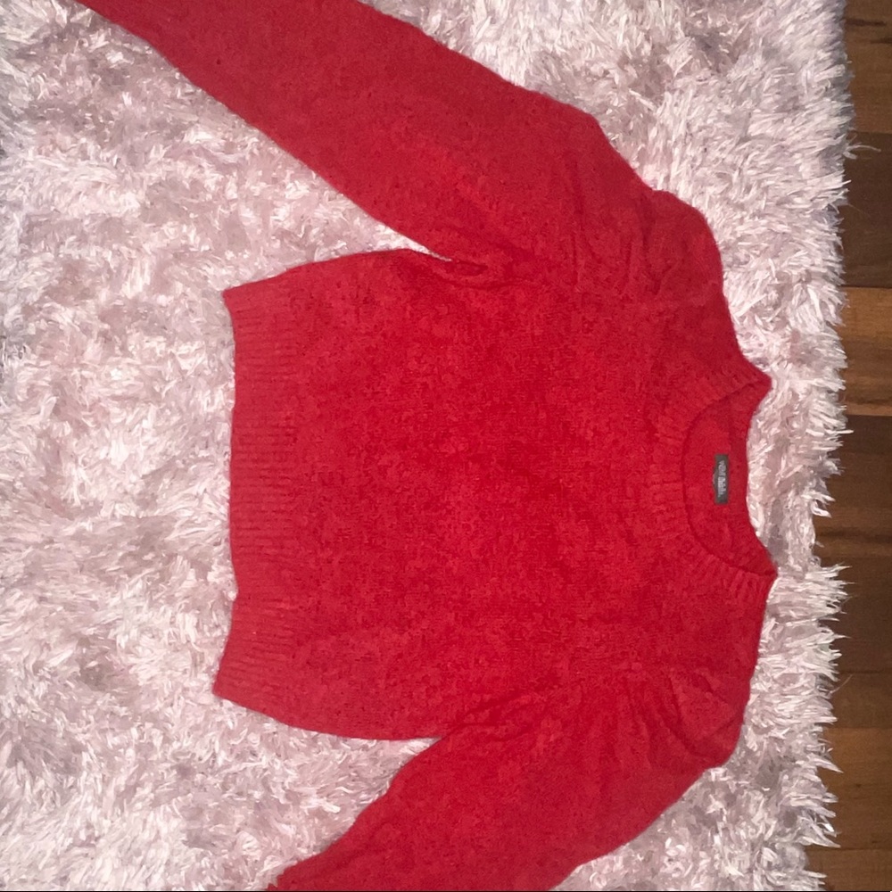 Red puffy shoulder cropped long sleeve